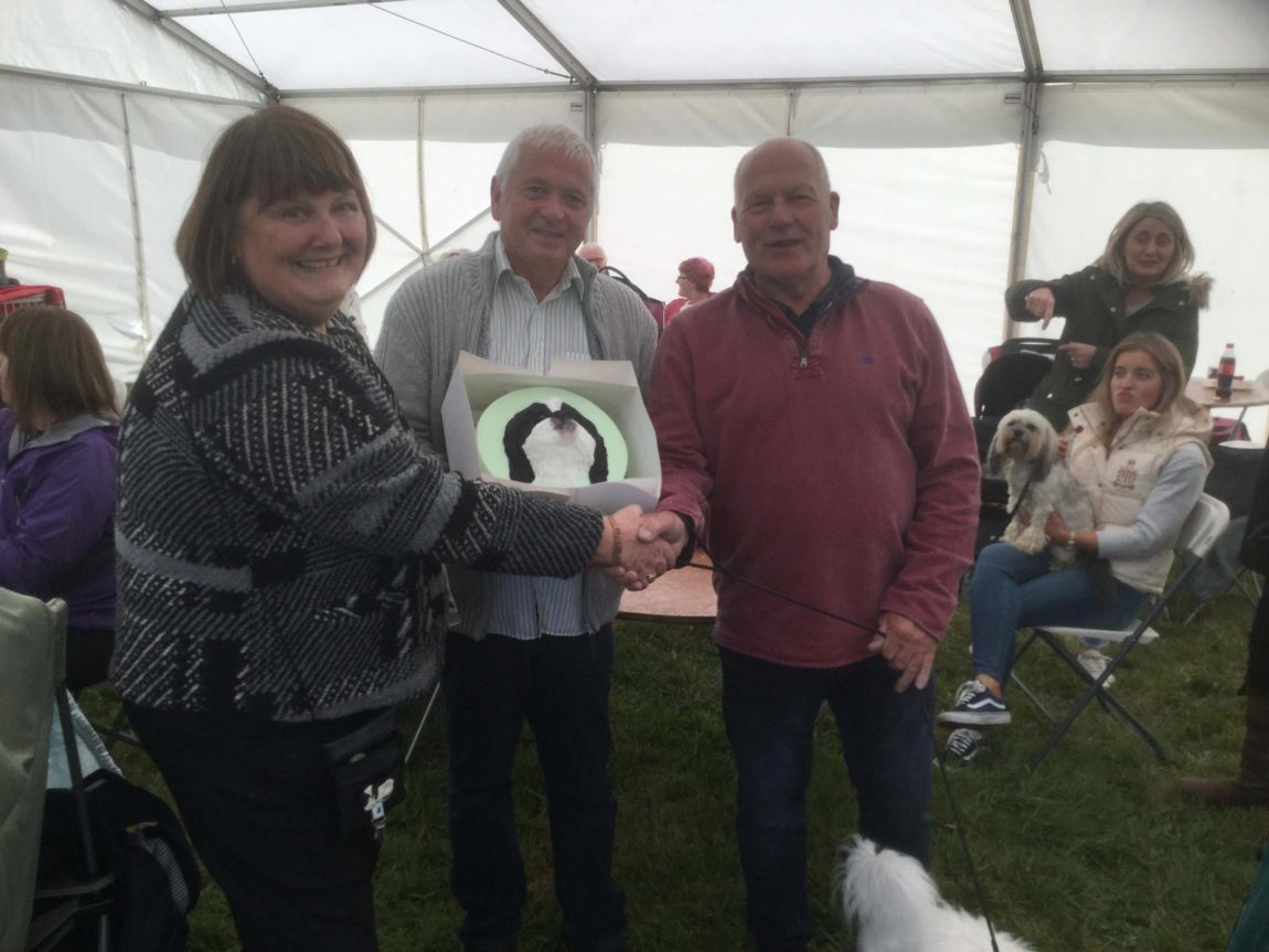 Lynn-presenting-the-cake-to-the-winning-bidder-Bobby-the-builder.jpg